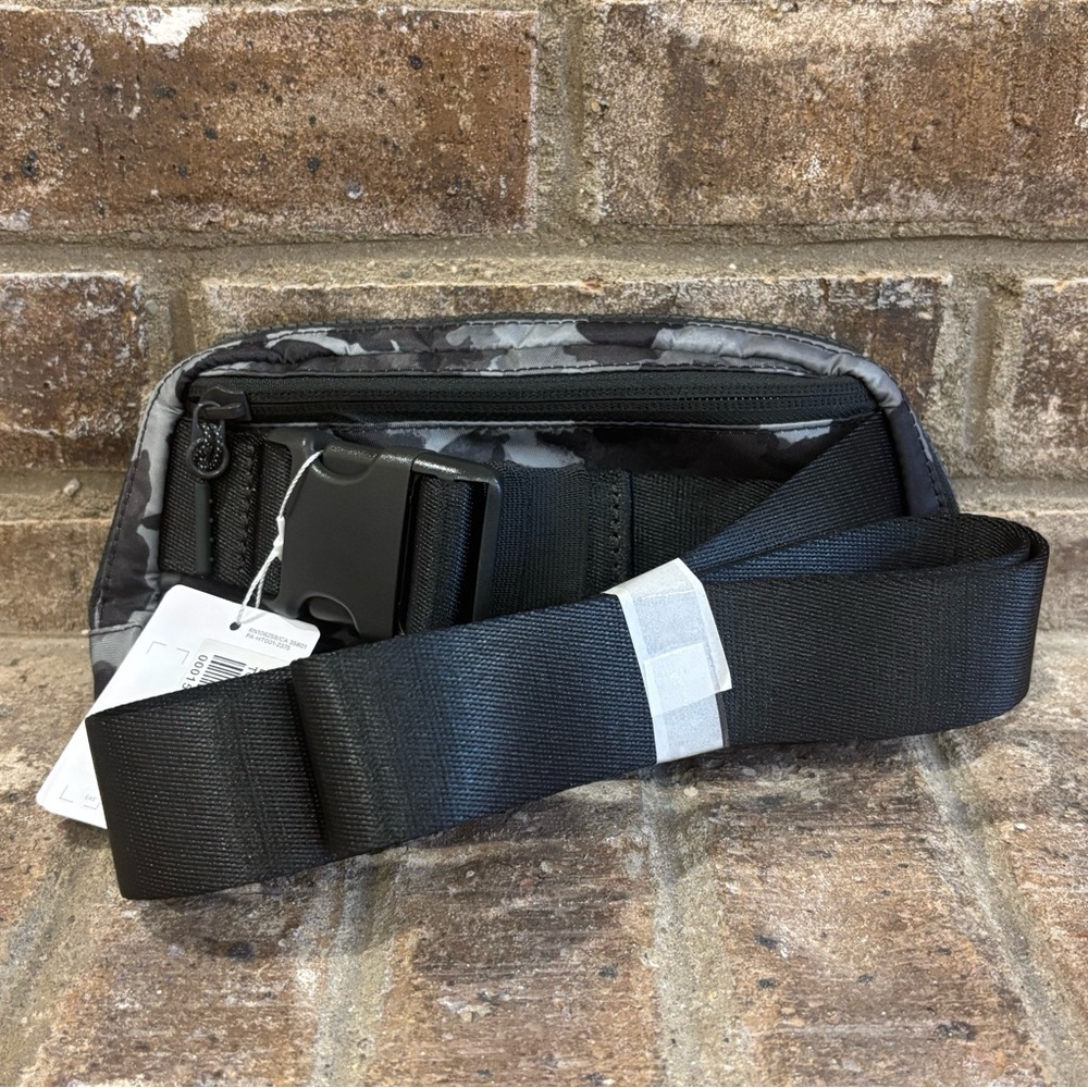 NWT Lululemon Everywhere Belt Bag Long Strap In Thawed Camo Grey Multi - Picture 5 of 9